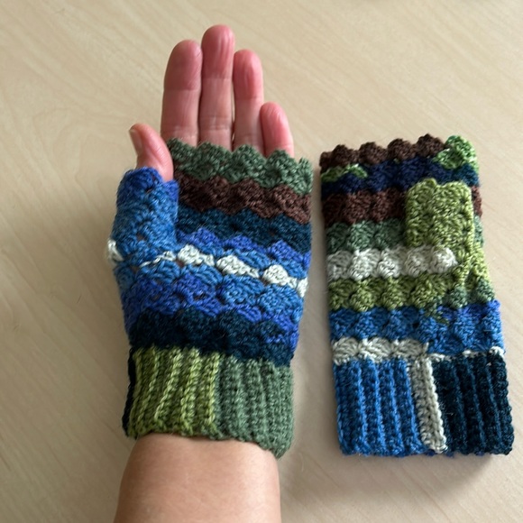 Handmade fingerless mittens - Picture 1 of 5